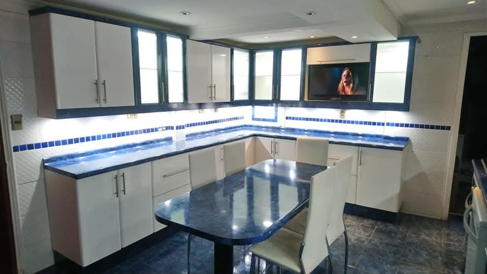 Cocina terminada integrada con el comedor